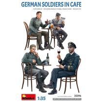 Duitse soldaten in Cafe
